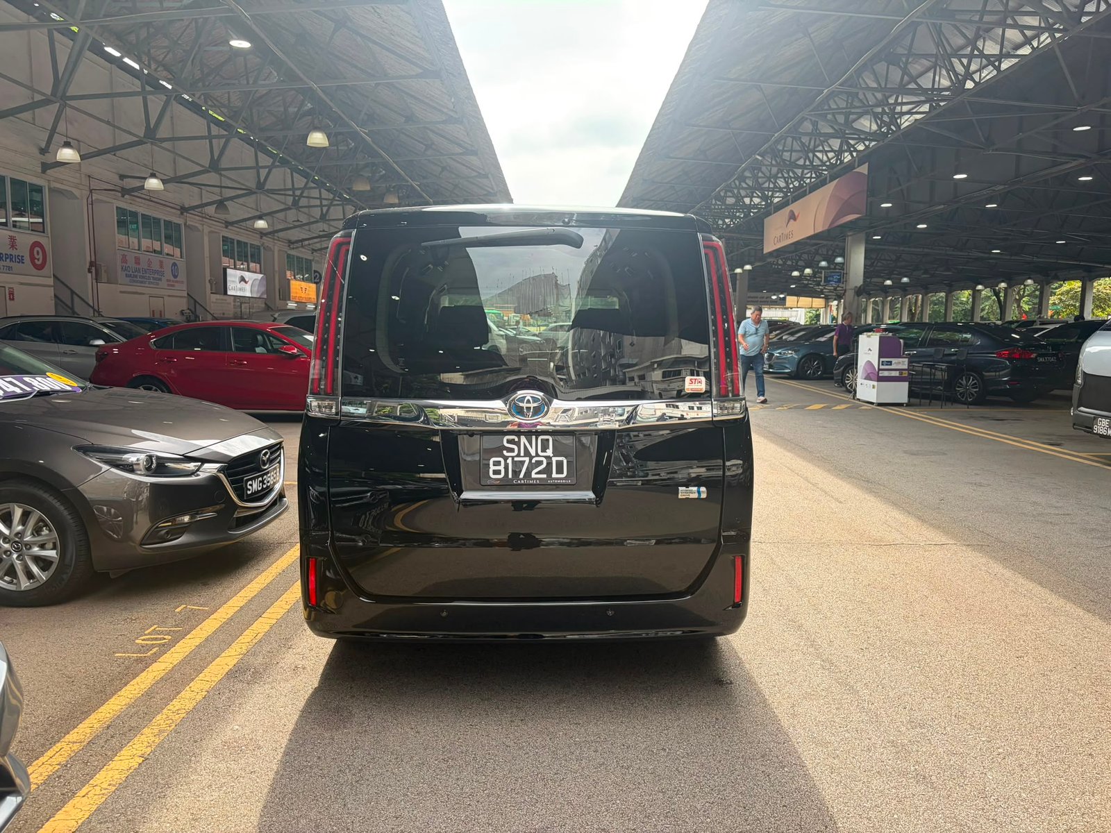 Toyota Noah Hybrid 1.8X photo 5